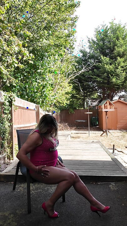 Si seksi crossdresser kellycd2022 dengan gaun jaring merah muda dan sepatu hak tinggiku