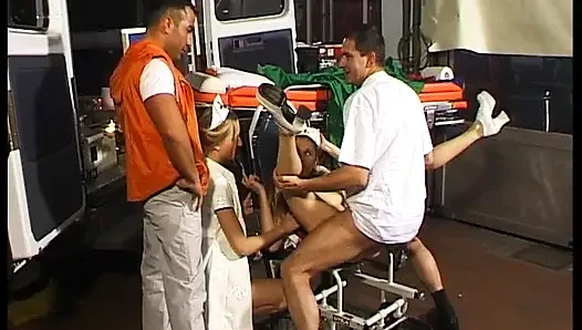 Muhteşem sarışın Alman hemşireler ambulans minibüsünde paylaşıyor