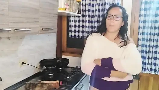 Stiefmutter wird in der Küche vom freund der stieftochter gefickt