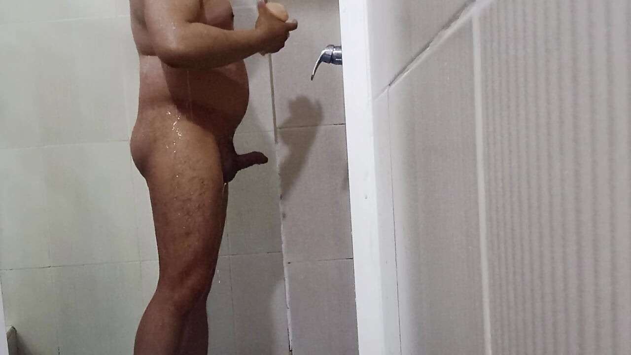 אני עושה אמבטיה תוך כדי אוננות עם הצעצוע האהוב עלי.