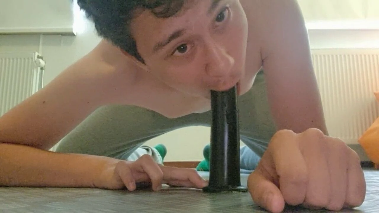 Budak lelaki menghisap dildonya secara fanatik