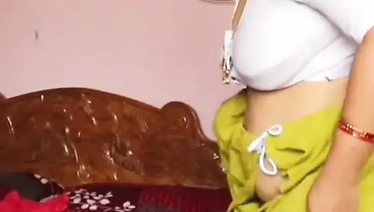 Tante tamil tamil yang haus seks lagi asik goyangin kontolku dan ngentot gaya doggy habis-habisan dan bikin dia berteriak!! **