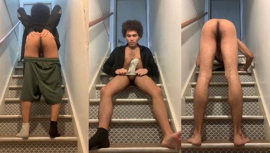 Masturberen met een vuile sok en kont tonen bij de trap