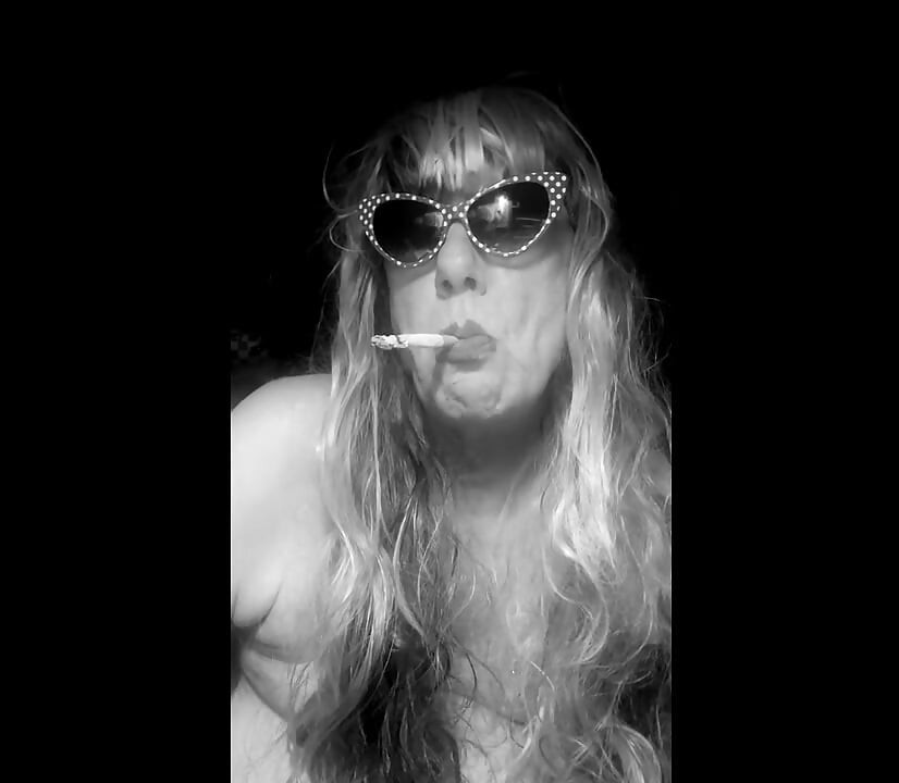 MAMA RUTHIE A GOZAR OS SEUS MARLBORO 100 MENTHOLS NA CASA DE BANHO