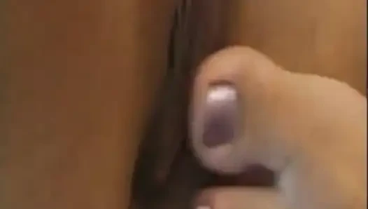 Lezbiyenler amcık yalıyor, öpüşüyor ve dildoyla oynuyor