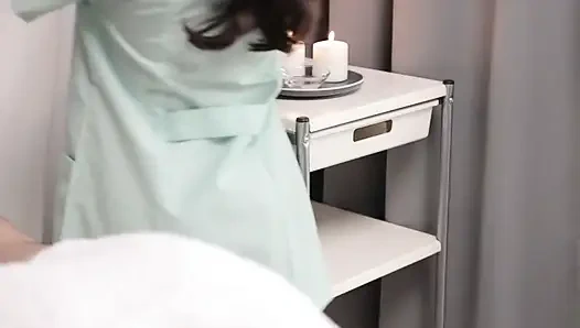 Sexy Krankenschwester massierte, ließ sich ficken, während sie auf dem Tisch fickte