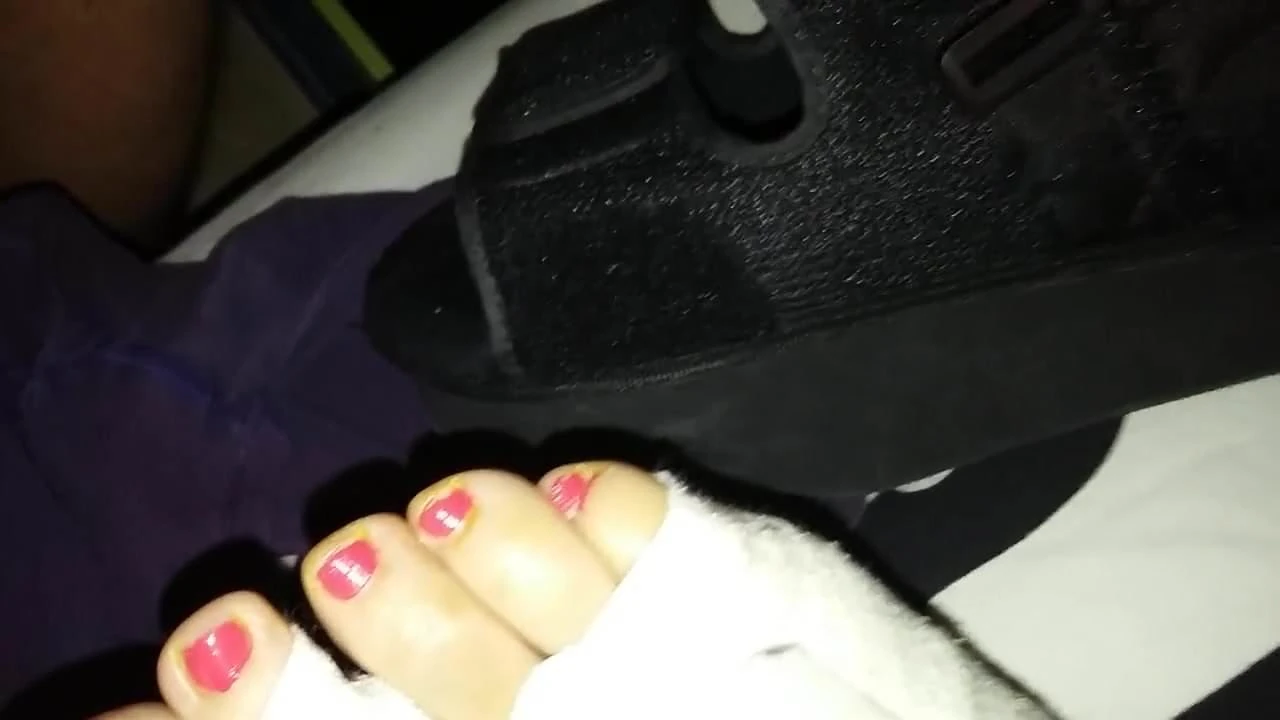 Masturbasi dan ejakulasi di dekat kaki istri saya yang terluka