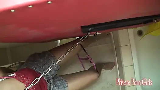 Kaltak tuvalette zincirlenmiş hazır