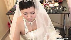 黑发 emi koizumi 穿着婚纱无码被干。