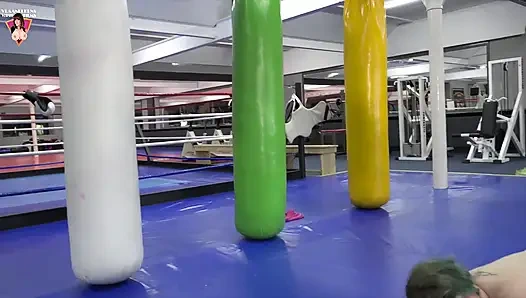 Wie man als pornostar im fitnessstudio trainiert