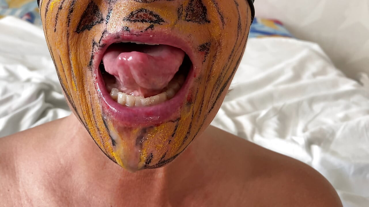 Uso gratuito de la boca de las madrastras para descargar todo mi esperma.