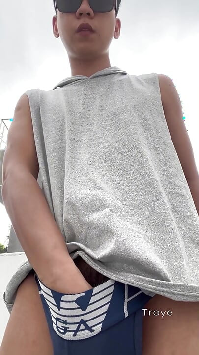 प्यारी एशियाई पार्क में मॉर्निंग वॉक करती है और हस्तमैथुन करती है