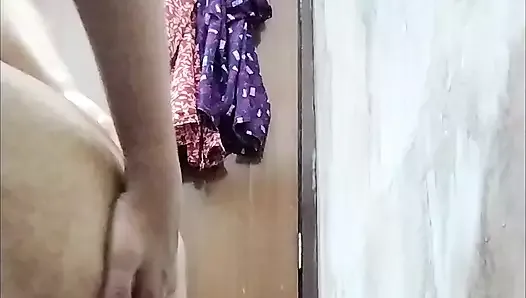 Desi Punjabi meisje toont haar lichaam aan haar vriendje op zijn verjaardag