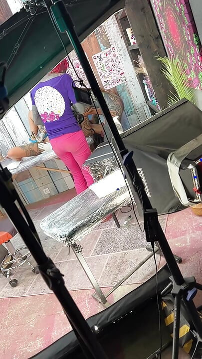 Tattoo Shop Ludder Får Fitte Slikket Og Suger Kuk Mens Blir Blekket