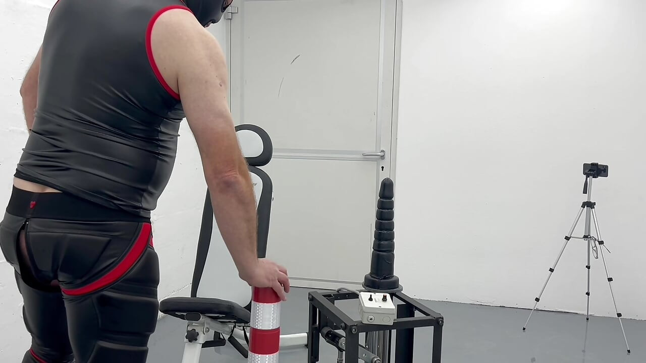 Gimp masqué 48cm M. Ed, gode, machine à baiser anale énorme plug de 8,9cm et post-tentative