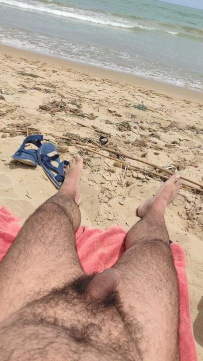 Tomando el sol en playa nudista, ano 2022