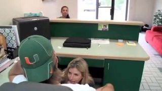 Non il figlio succhiato a secco sotto la sua scrivania sul posto di lavoro