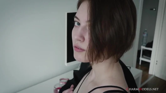 Тинка с длинными ногами Lola в сексуальном нижнем белье, видео