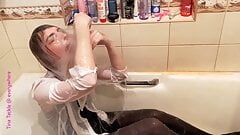 Tina Tackle s'amuse avec une lotion dans un maillot de bain d'une école japonaise
