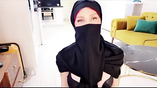 Gadis berhijab lagi asik nyepong kontol sampai dicrot di muka