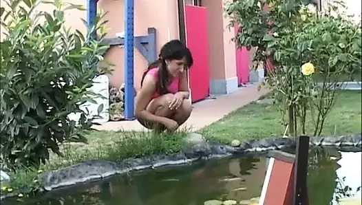 Pasangan asli ngentot memek dalam posisi dogging di kamar tidur