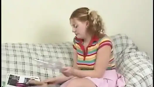 Cowok ini ngocok kontol cewek ini dengan toket aduhai sambil fingering memeknya