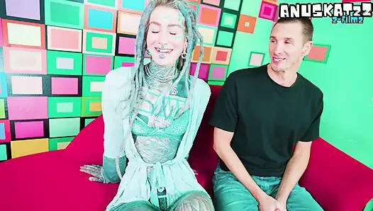 Кастинг на диване, татуированная Alt крошка давится большим белым хуем - ИЗ ЗАДНИЦ В РОТ