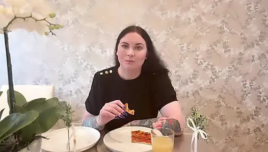 Miss ffw lagi asik makan pizza keju dan doughball