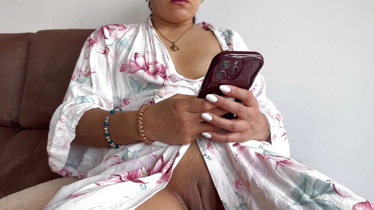 J’ai surpris mon demi-frère en train de avec ma culotte ! - MissFlame