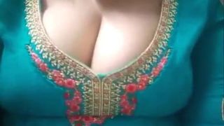Grote borsten Desi tante in jurk toont decolleté