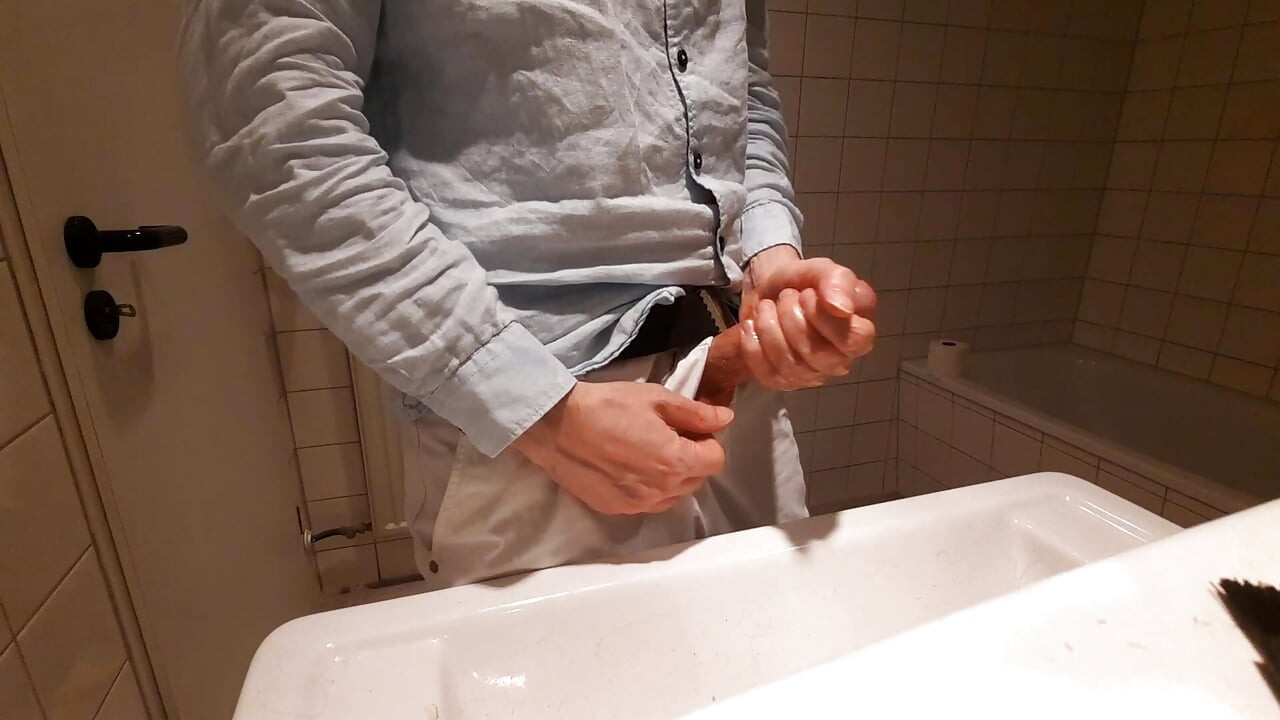 cam shows him ejaculating very fast the in bath