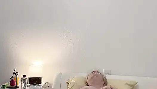 Nine dildo tarafından sikiliyor