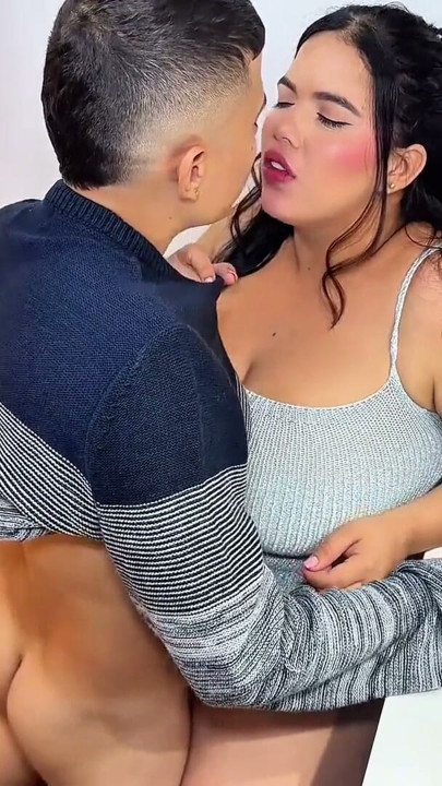 Chico nerd convence a su hermosa compañera de clase para tener sexo - Savannah Watson | Clip 1