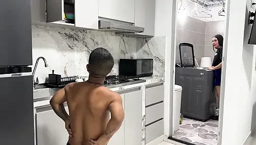 Adik tiri nakal menggoda abang tirinya sendiri sampai dia melihat kontol besarnya, jadi sange banget dan ngentot memeknya habis-habisan
