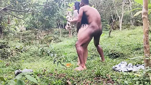 Фигуристая колумбийка встречает незнакомца у реки и просит его трахнуть ее тугую, возбужденную киску