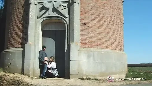 Горячие девушки делают грязные минеты в спальне машины и в лесу