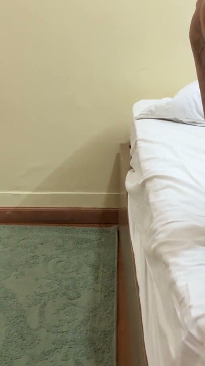Szkolny kumpel pierwszy raz w pokoju hotelowym anal | Klip 1