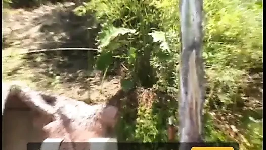 Ateşli sıska piliç ağzını yarakla dolduruyor ve güneşte boşalıyor