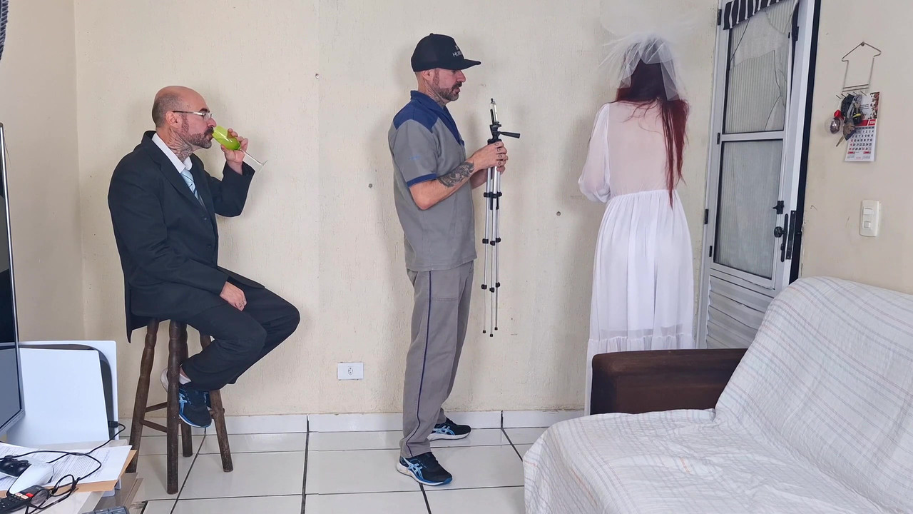 新婚新娘在拍照，而她的丈夫在外面等待