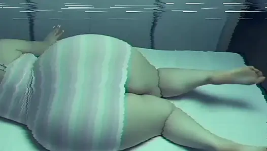 Frau mit dicken hintern, die in reichen leggings einkaufen