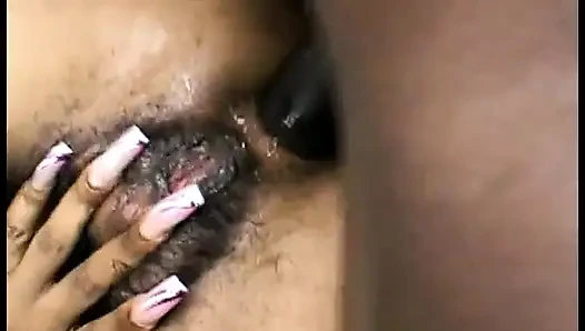 Schwarzes mädchen im college-outfit reitet großen schwarzen schwanz und nimmt eine ladung auf ihr gesicht