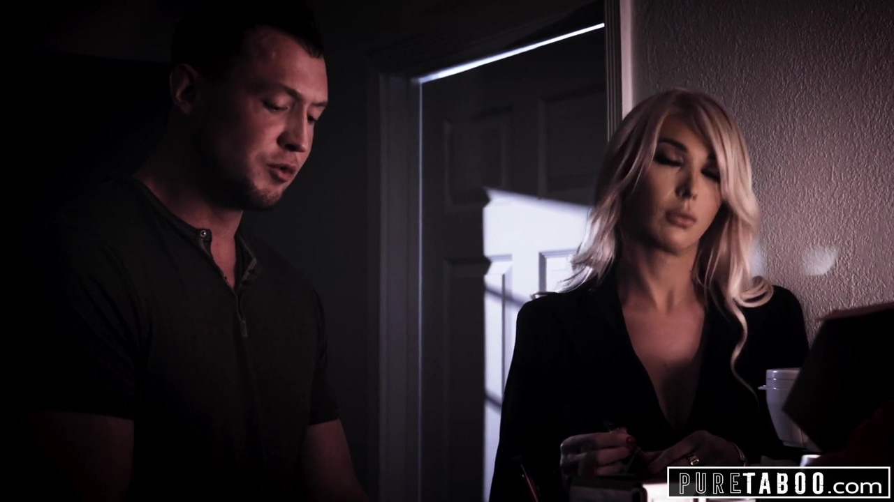 純粋なタブー、セクシートランスガールが悲しみの男をやる