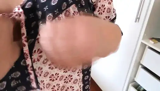 58 yaşındaki karım güzel doğal göğüslerini gösteriyor