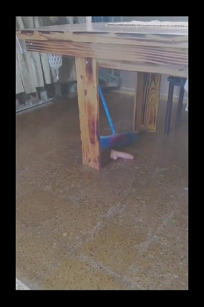 Zgodna čistačica se napali i počinje da masturbira na šalteru