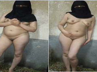 Indická desi sexy muslimská bhabhi striptýz škádlí nahá velká prsa