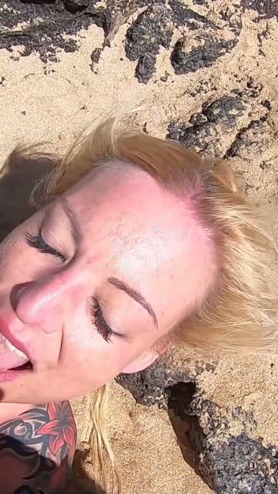 NIEMIECKA BLONDYNKA DAJE NIESAMOWITE LODA NA ŚWIEŻYM POWIETRZU NA PLAŻY | Klip 1
