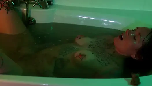 Baderitual wird zum harten dildoreiten & intensiven orgasmus