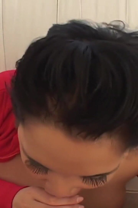 فتاة مشدودة تركب على زب ضخم حتى تصل إلى فمها وتأخذ القذف