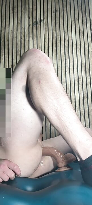 음란한 소년이 가장 좋아하는 딜도를 깊숙이 삼킨다. 그는 빨고 박히는 걸 좋아한다.