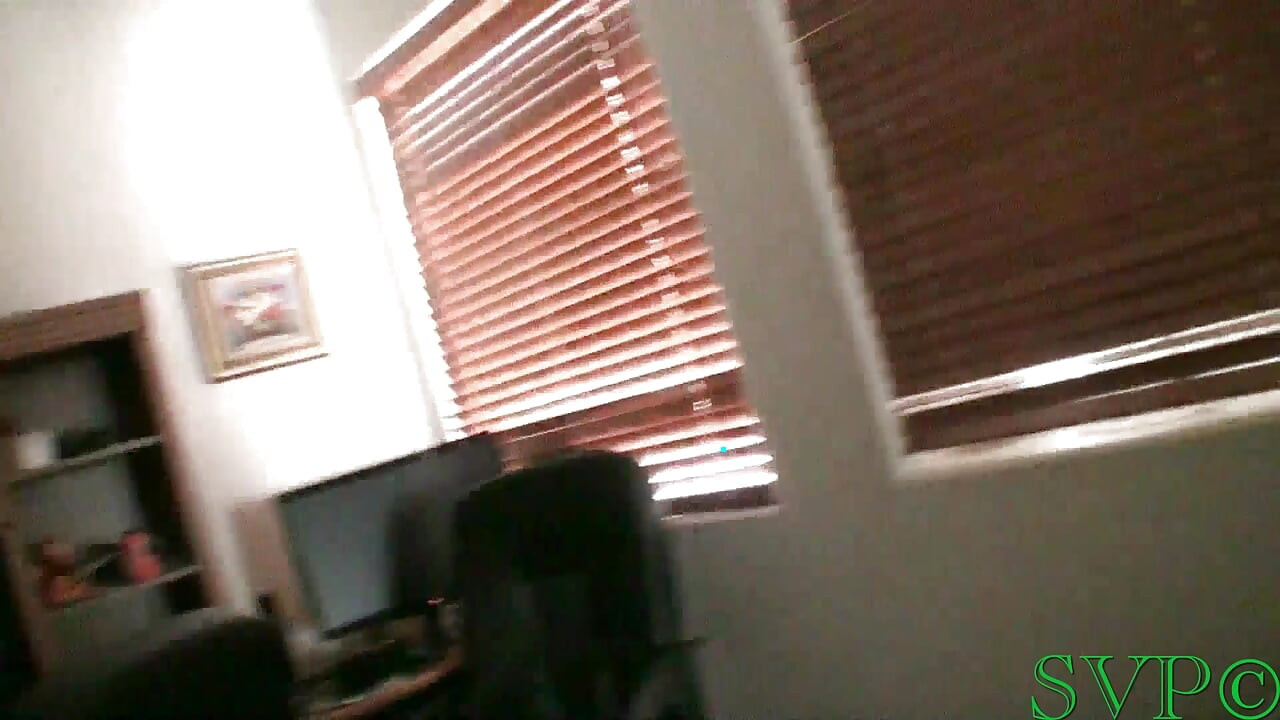 我在我的继子前女友抽烟时把一个坚果射在她身上